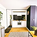 Cofy - Quiet Location, Air-conditioning, Free Parking, 24-7 Check-in-out With Prepaid Nighttime Check-in, Early Check-in, Late Check-out! Διαμέρισμα