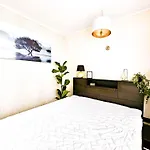 Cofy - Quiet Location, Air-conditioning, Free Parking, 24-7 Check-in-out With Prepaid Nighttime Check-in, Early Check-in, Late Check-out! Apartamento