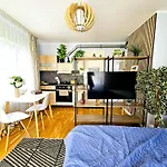 Cofy - Quiet Location, Air-conditioning, Free Parking, 24-7 Check-in-out With Prepaid Nighttime Check-in, Early Check-in, Late Check-out! Διαμέρισμα *