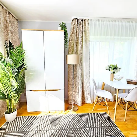 Cofy - Quiet Location, Air-conditioning, Free Parking, 24-7 Check-in-out With Prepaid Nighttime Check-in, Early Check-in, Late Check-out!