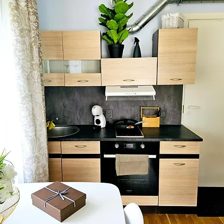 Cofy - Centrally Located, Quiet District, Air-conditioning, Free Parking, 24-7 Express Check-in-out, Close To Sea And Everything Need For Living! Apartment
