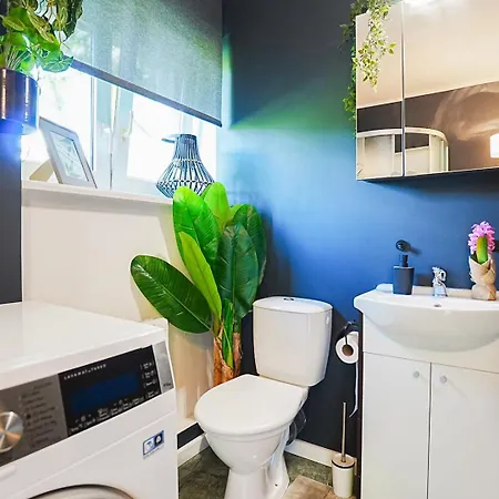 Cofy - Quiet Location, Air-conditioning, Free Parking, 24-7 Check-in-out With Prepaid Nighttime Check-in, Early Check-in, Late Check-out! *