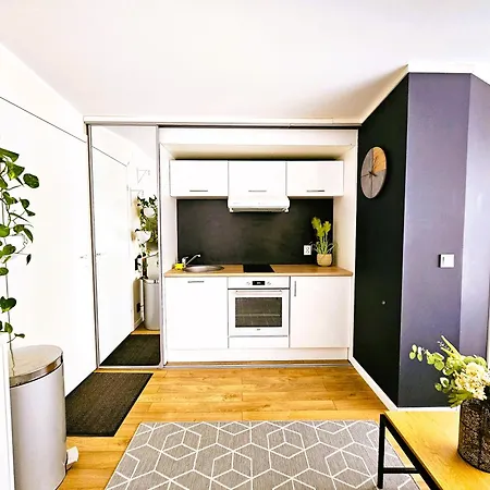 Cofy - Centrally Located, Quiet District, Air-conditioning, Free Parking, 24-7 Express Check-in-out, Close To Sea And Everything Need For Living! דירה