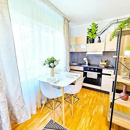 Cofy - Centrally Located, Quiet District, Air-conditioning, Free Parking, 24-7 Express Check-in-out, Close To Sea And Everything Need For Living! טאלין