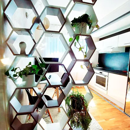 דירה Cofy - Centrally Located, Quiet District, Air-conditioning, Free Parking, 24-7 Express Check-in-out, Close To Sea And Everything Need For Living!